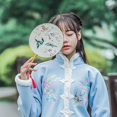 可愛帶團(tuán)扇和傘女生頭像，唯美古風(fēng)真人頭像