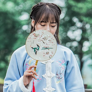 可愛帶團(tuán)扇和傘女生頭像，唯美古風(fēng)真人頭像