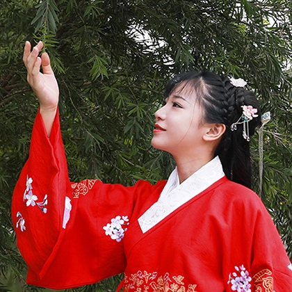 鮮艷紅衣女生頭像，唯美古風(fēng)真人頭像