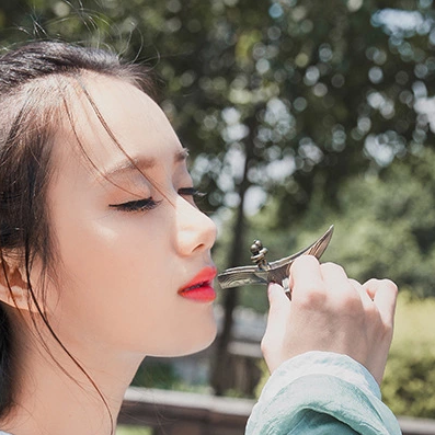 素衣女生喝酒頭像，唯美古風(fēng)真人頭像