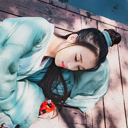 素衣女生喝酒頭像，唯美古風(fēng)真人頭像