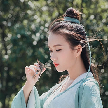 素衣女生喝酒頭像，唯美古風(fēng)真人頭像