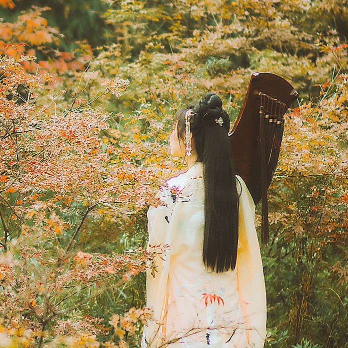 楓葉彈琴帶折扇女生頭像，唯美古風(fēng)真人頭像