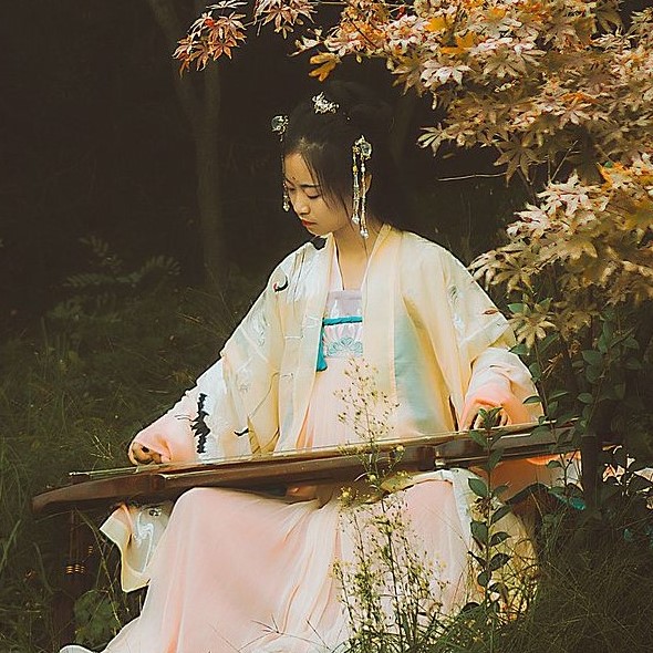 楓葉彈琴帶折扇女生頭像，唯美古風(fēng)真人頭像