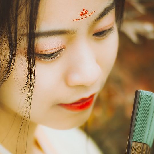 楓葉彈琴帶折扇女生頭像，唯美古風(fēng)真人頭像