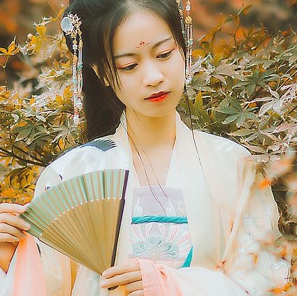 楓葉彈琴帶折扇女生頭像，唯美古風(fēng)真人頭像