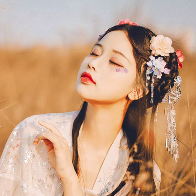 嬌艷帶傘女生頭像，唯美古風(fēng)真人頭像
