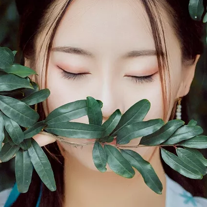 清新帶傘團扇女生頭像，唯美古風真人頭像