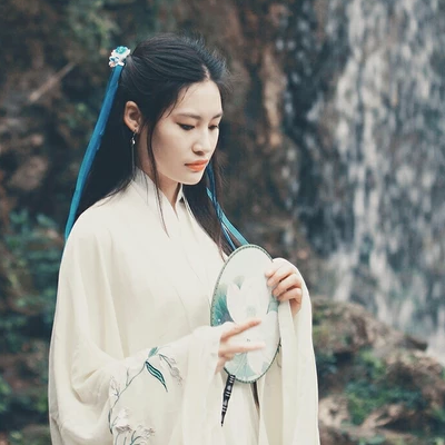 蒙眼帶團(tuán)扇女子頭像，唯美古風(fēng)真人頭像