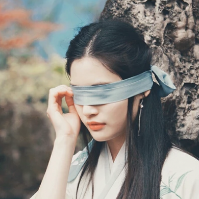 蒙眼帶團扇女子頭像，唯美古風真人頭像