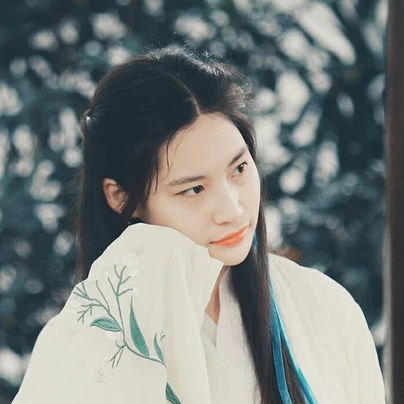 蒙眼帶團(tuán)扇女子頭像，唯美古風(fēng)真人頭像