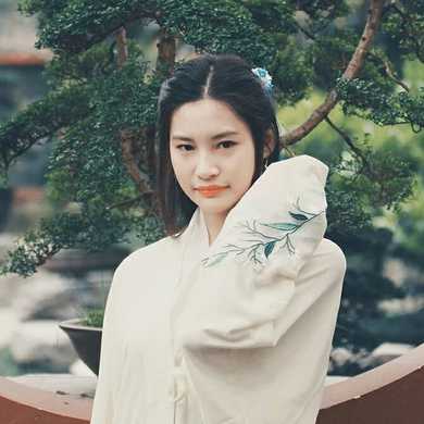 蒙眼帶團(tuán)扇女子頭像，唯美古風(fēng)真人頭像