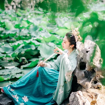 夏日荷塘帶團(tuán)扇少女頭像，唯美古風(fēng)真人頭像