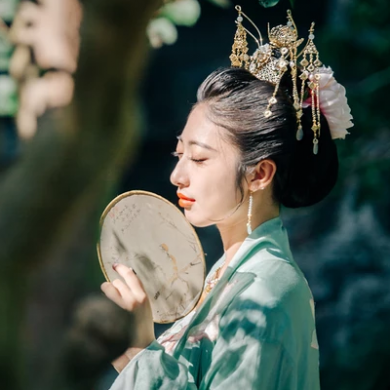 夏日荷塘帶團(tuán)扇少女頭像，唯美古風(fēng)真人頭像