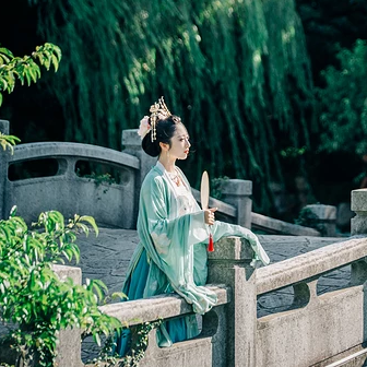 夏日荷塘帶團(tuán)扇少女頭像，唯美古風(fēng)真人頭像