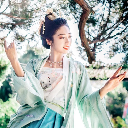 夏日荷塘帶團(tuán)扇少女頭像，唯美古風(fēng)真人頭像