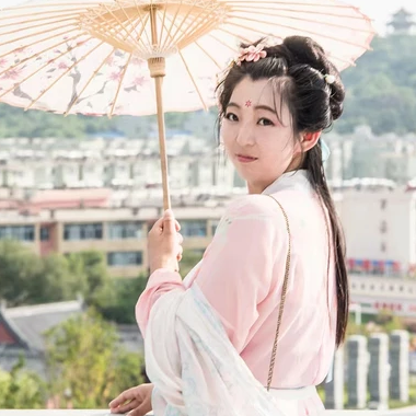 陽光下漢服帶傘頭像，唯美古風(fēng)閨蜜頭像