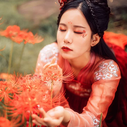 妖艷彼岸花紅衣女子頭像，唯美古風真人頭像