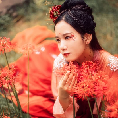 妖艷彼岸花紅衣女子頭像，唯美古風真人頭像