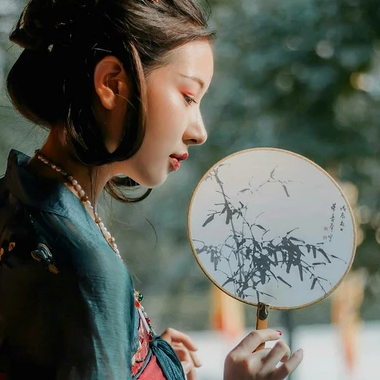青玉暗紅裙帶團扇頭像，唯美古風女子頭像