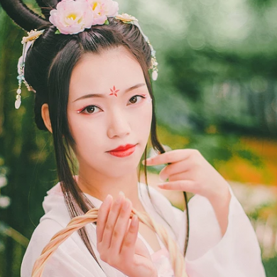 嬌艷花朵粉裙頭像，唯美古風(fēng)女子頭像