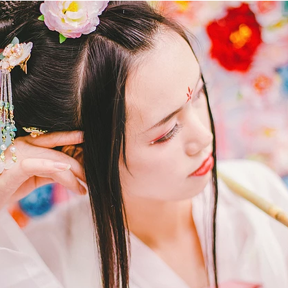 嬌艷花朵粉裙頭像，唯美古風(fēng)女子頭像