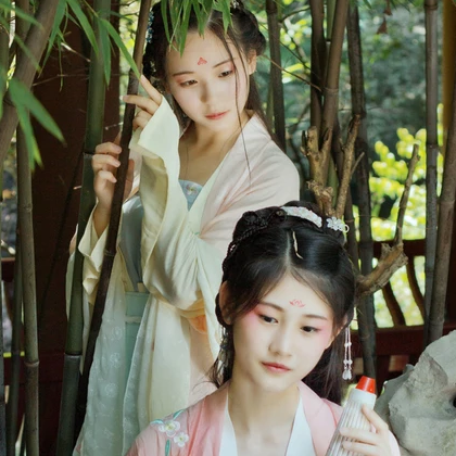 綠陰樹下閨蜜頭像，唯美古風(fēng)女子頭像