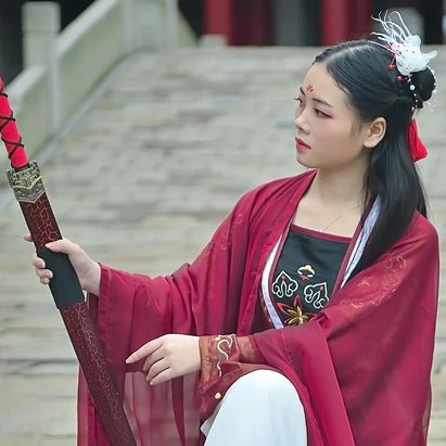 霸氣紅衣女子帶劍頭像，唯美古風(fēng)女子真人頭像