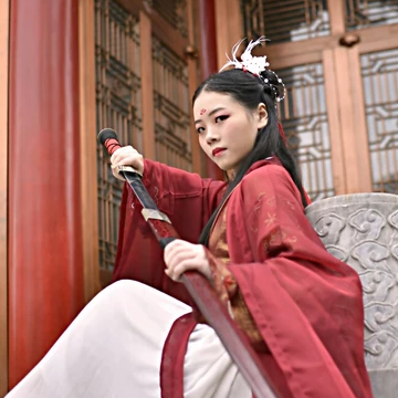 霸氣紅衣女子帶劍頭像，唯美古風女子真人頭像