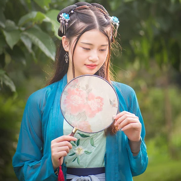 藍(lán)衣帶團(tuán)扇女生頭像，唯美古風(fēng)女子真人頭像