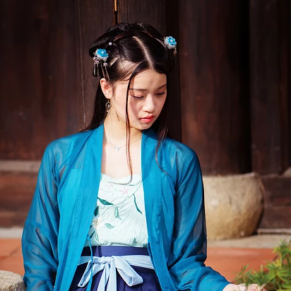 藍(lán)衣帶團(tuán)扇女生頭像，唯美古風(fēng)女子真人頭像