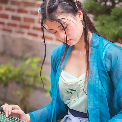 藍(lán)衣帶團(tuán)扇女生頭像，唯美古風(fēng)女子真人頭像