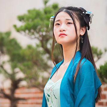 藍(lán)衣帶團(tuán)扇女生頭像，唯美古風(fēng)女子真人頭像