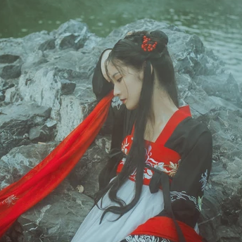 紅妝帶傘古風頭像，唯美古風真人女子頭像