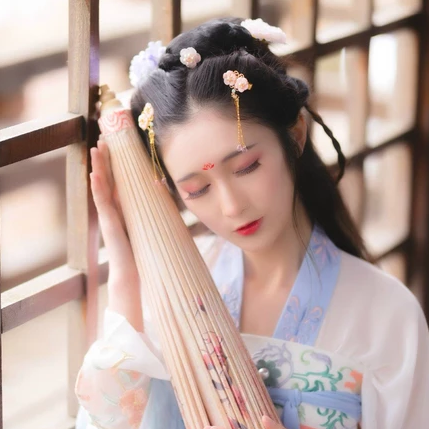粉色小清新帶團(tuán)扇頭像，唯美古風(fēng)女子真人頭像