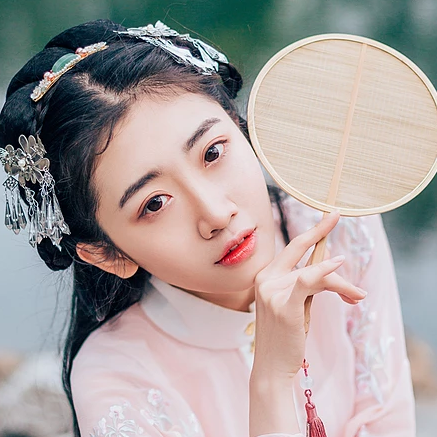 桃花樹下古風(fēng)頭像，唯美古風(fēng)粉衣女子真人頭像