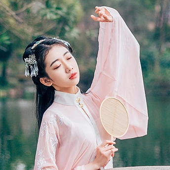 桃花樹下古風(fēng)頭像，唯美古風(fēng)粉衣女子真人頭像