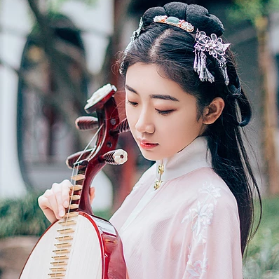 桃花樹下古風(fēng)頭像，唯美古風(fēng)粉衣女子真人頭像