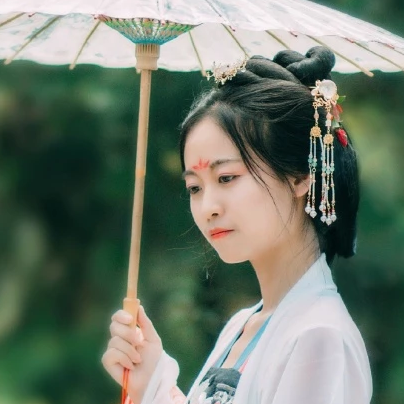 紅衣女子帶傘頭像，唯美古風(fēng)女子真人頭像