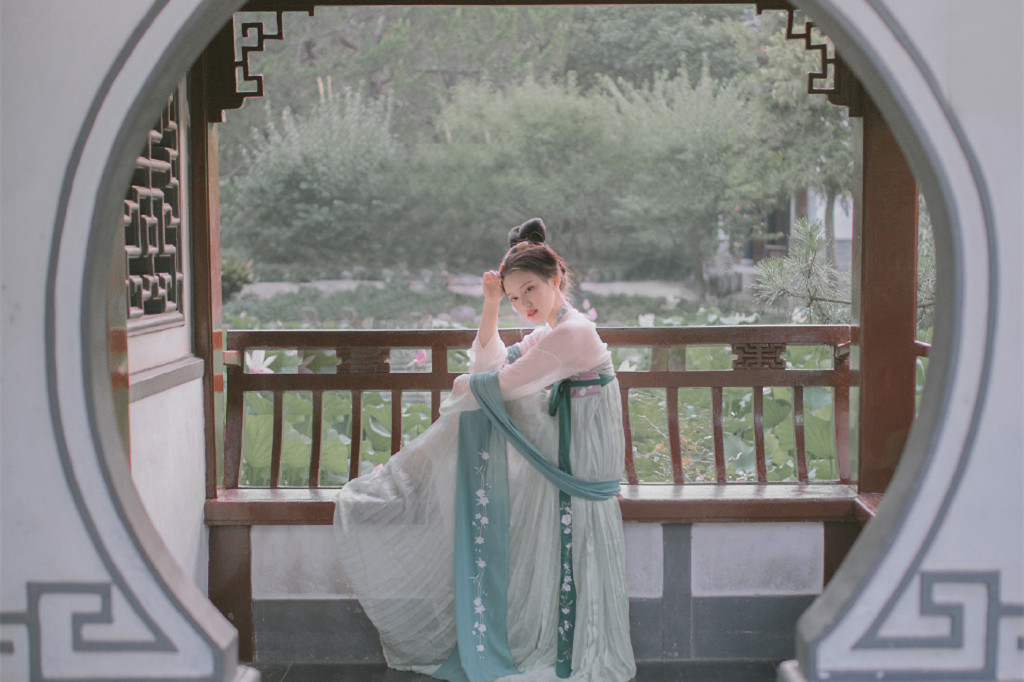 荷塘院內(nèi)美人醉古風(fēng)頭像，女生唯美意境頭像