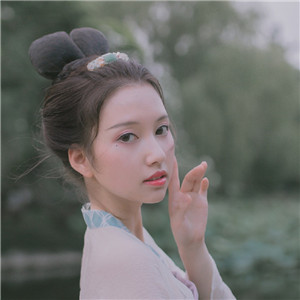 荷塘院內美人醉古風頭像，女生唯美意境頭像