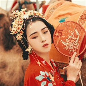 大漠黃沙嫁衣紅裳女子頭像，古風(fēng)艷麗真人頭像