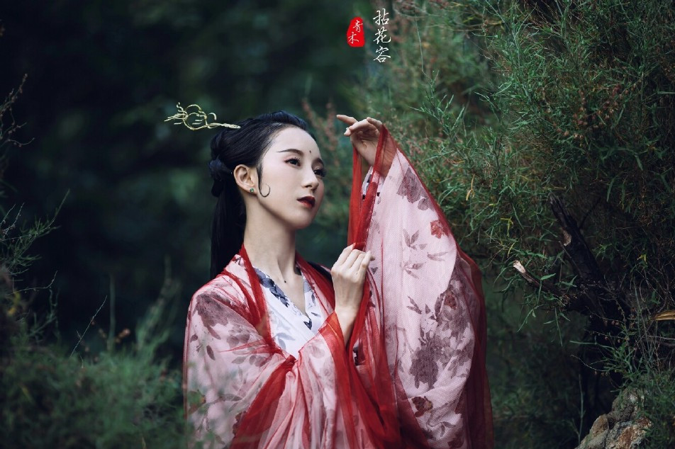 庭院深深思幾許古風女子頭像，古風真人頭像