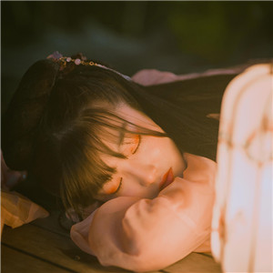 夜色杏粉小依獨醉酒古風頭像，女生古風頭像