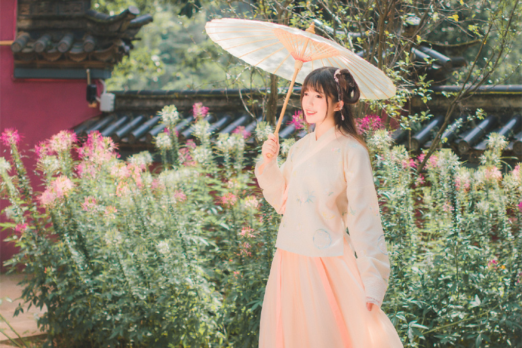 庭院花間漢服少女頭像，古風(fēng)真人唯美qq頭像