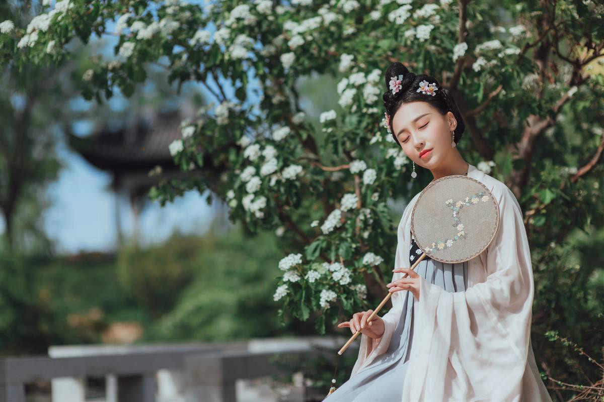 深深庭院美人古風(fēng)頭像，漢服真人頭像qq頭像