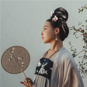 深深庭院美人古風頭像，漢服真人頭像qq頭像