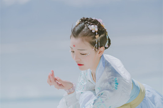 冰靈純凈藍(lán)衣漢服女子頭像，可愛(ài)女生古風(fēng)真人