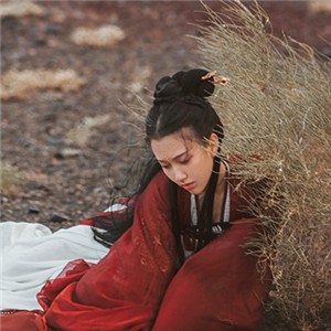 紅衣冷艷古風(fēng)女子真人頭像，女生古風(fēng)qq頭像