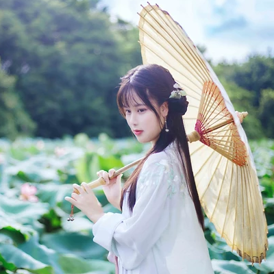 荷塘邊帶傘女生頭像，唯美古風(fēng)真人頭像